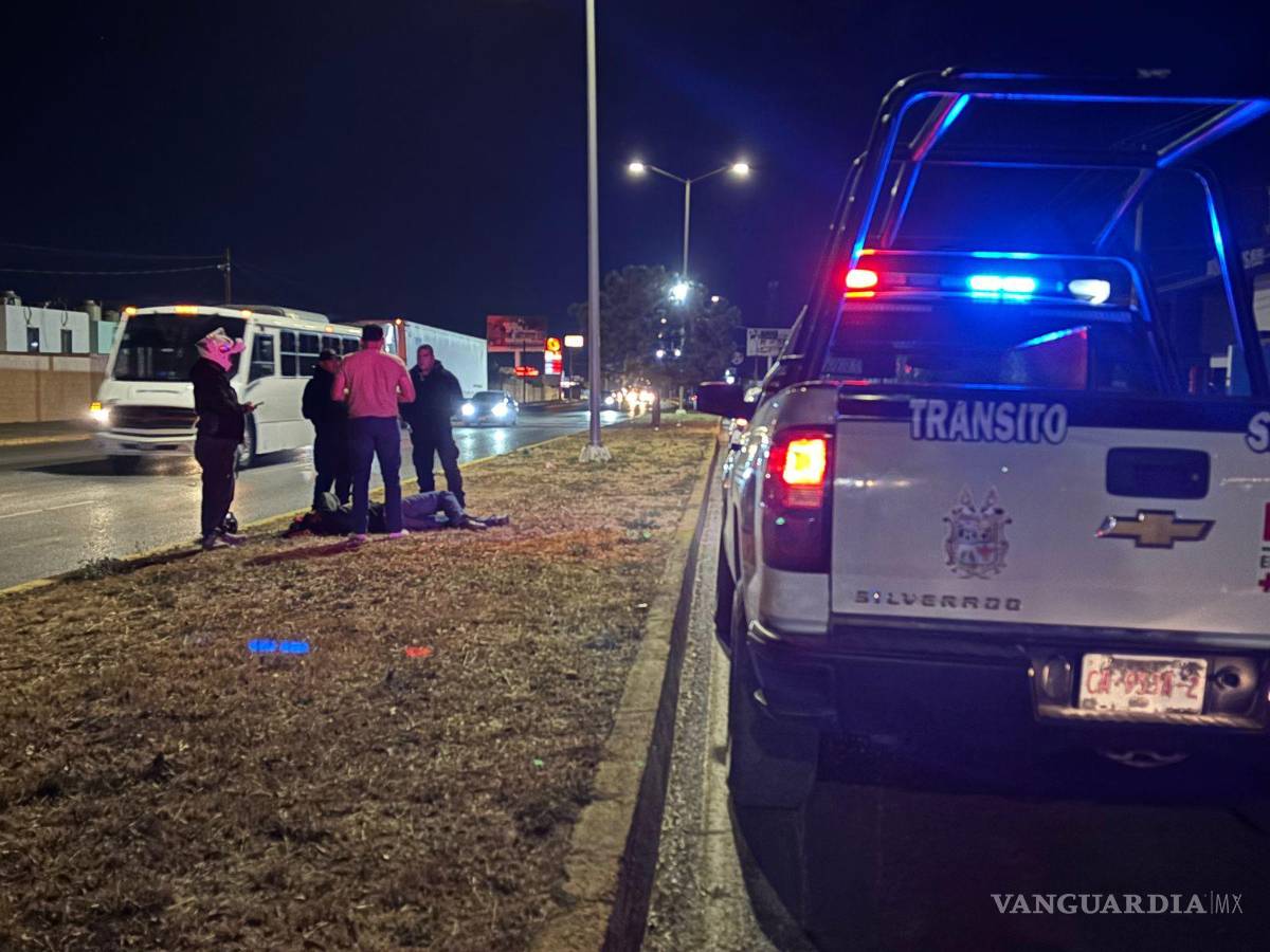 $!Elementos de Tránsito Municipal abanderaron la circulación para evitar más accidentes en la zona.