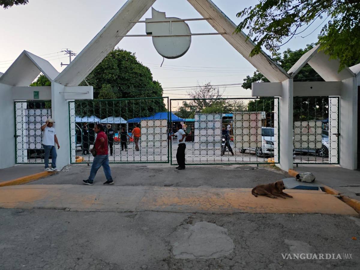 $!Familias torreonenses acudieron desde temprano a los panteones para honrar a sus seres queridos