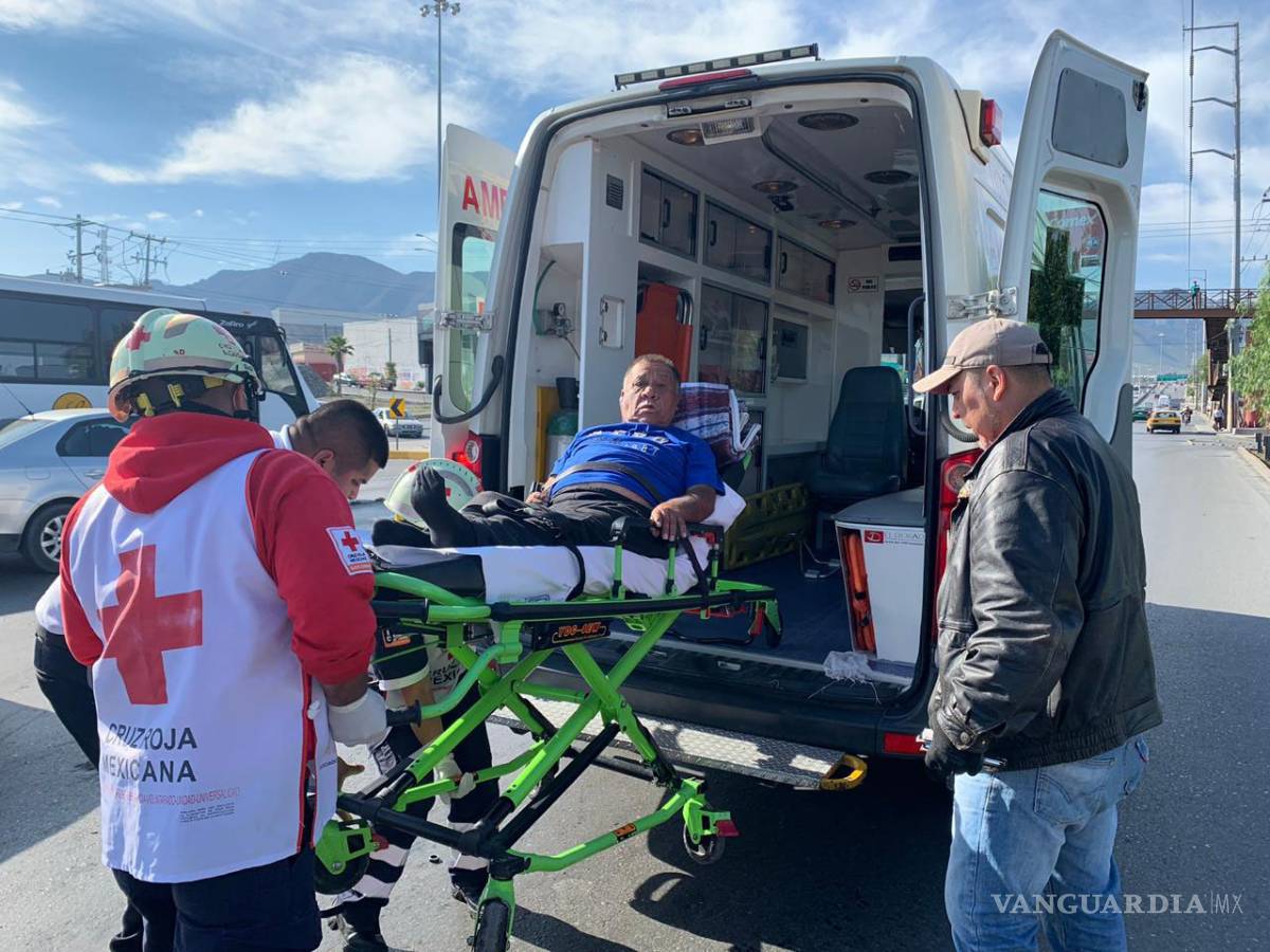 $!En Saltillo, taxista de 65 años sufre embolia mientras conducía y va a dar hasta el carril de baja velocidad del sentido contrario