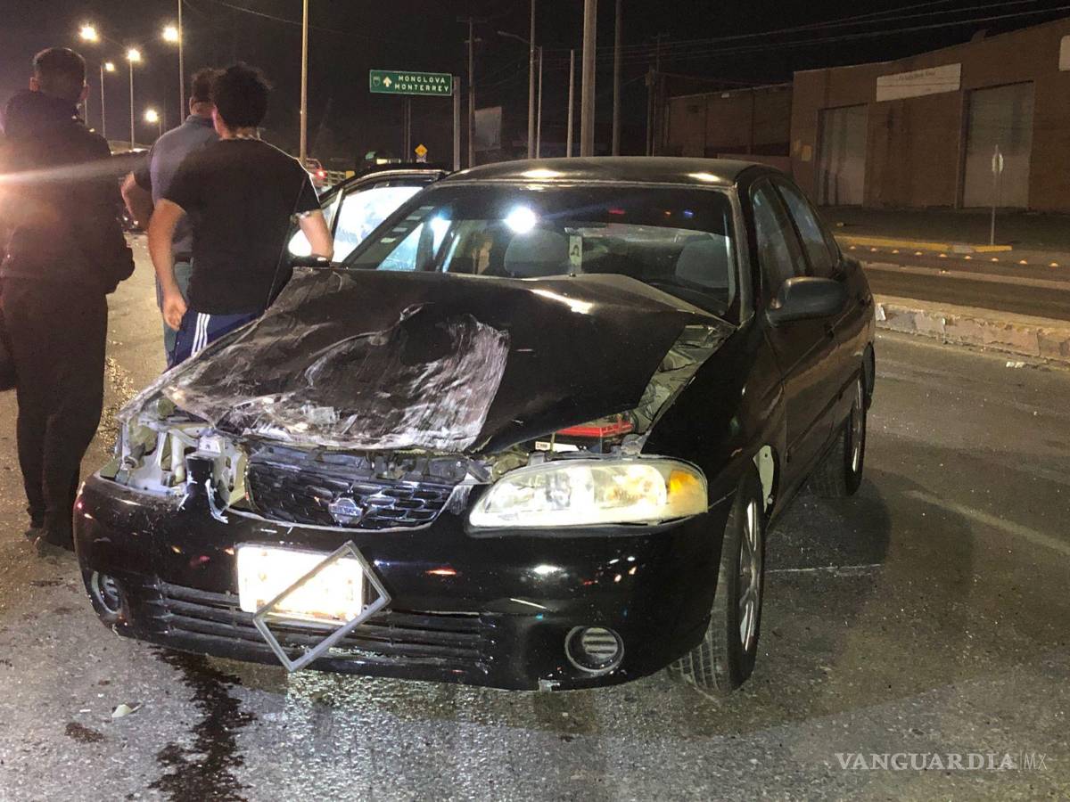 $!Agentes de Tránsito Municipal llegaron al lugar del accidente para tomar declaración de los testigos y despejar la vía obstruida.