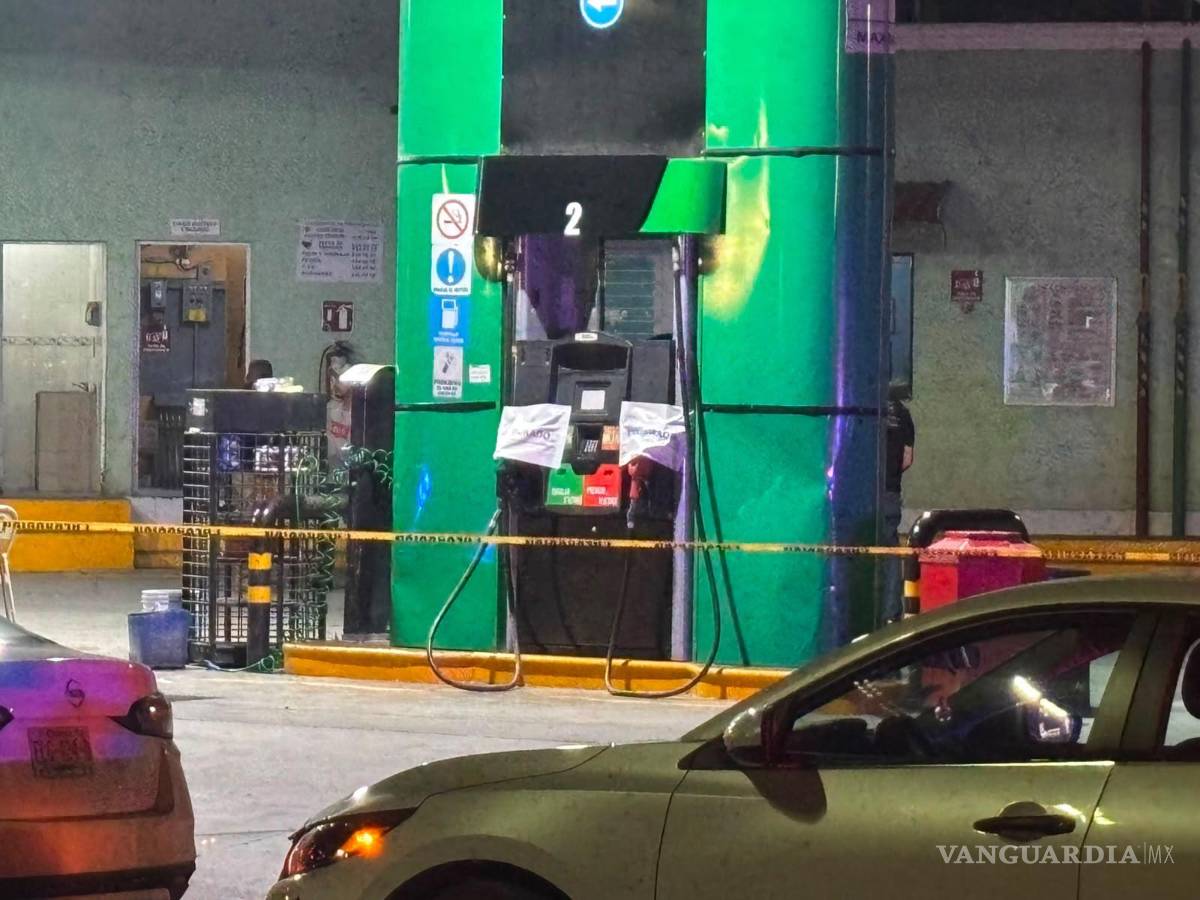 $!Las autoridades federales colocaron sellos en las bombas despachadoras y restringieron el acceso al establecimiento.