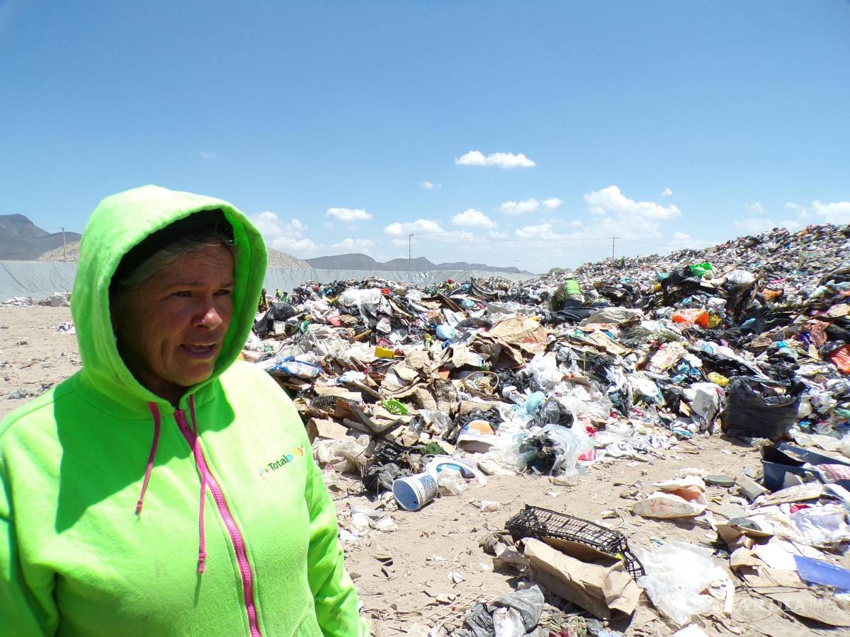$!María del Carmen Molina escaló posiciones en la CROC, hasta ser secretaria General. En su lugar de trabajo, presume que ha logrado mejorar los mercados para la venta de lámina, cartón y archivo.