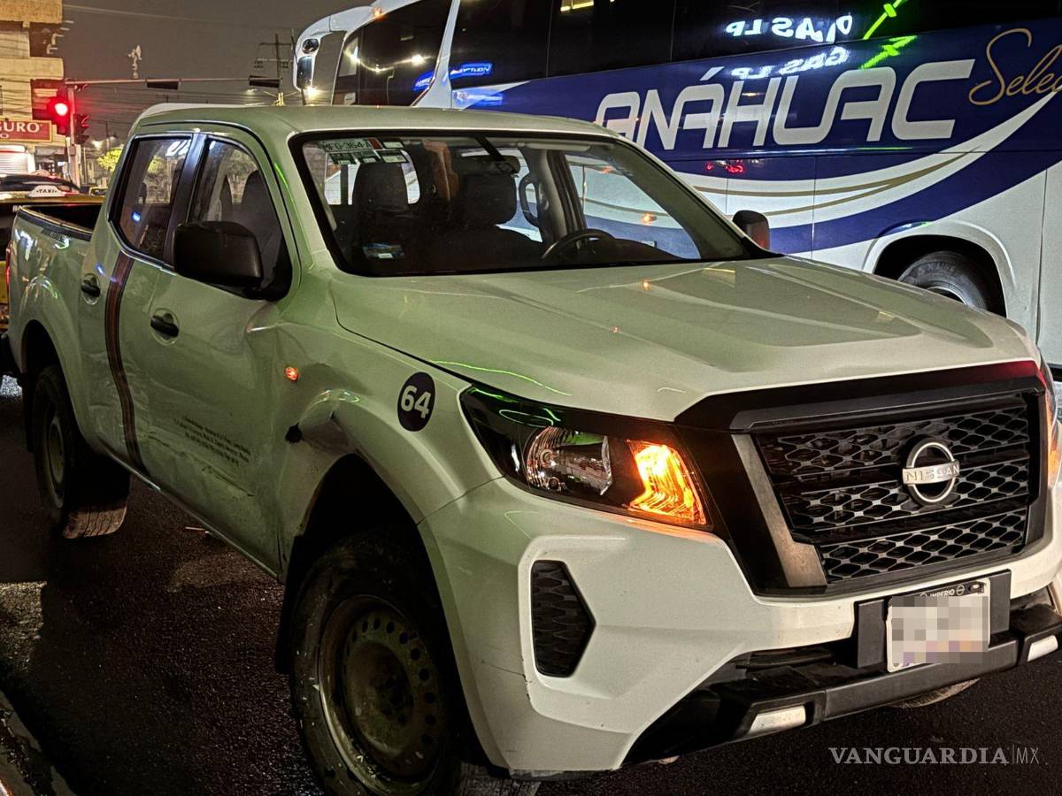 $!La camioneta Nissan Frontier giró en sentido prohibido y causó el accidente.