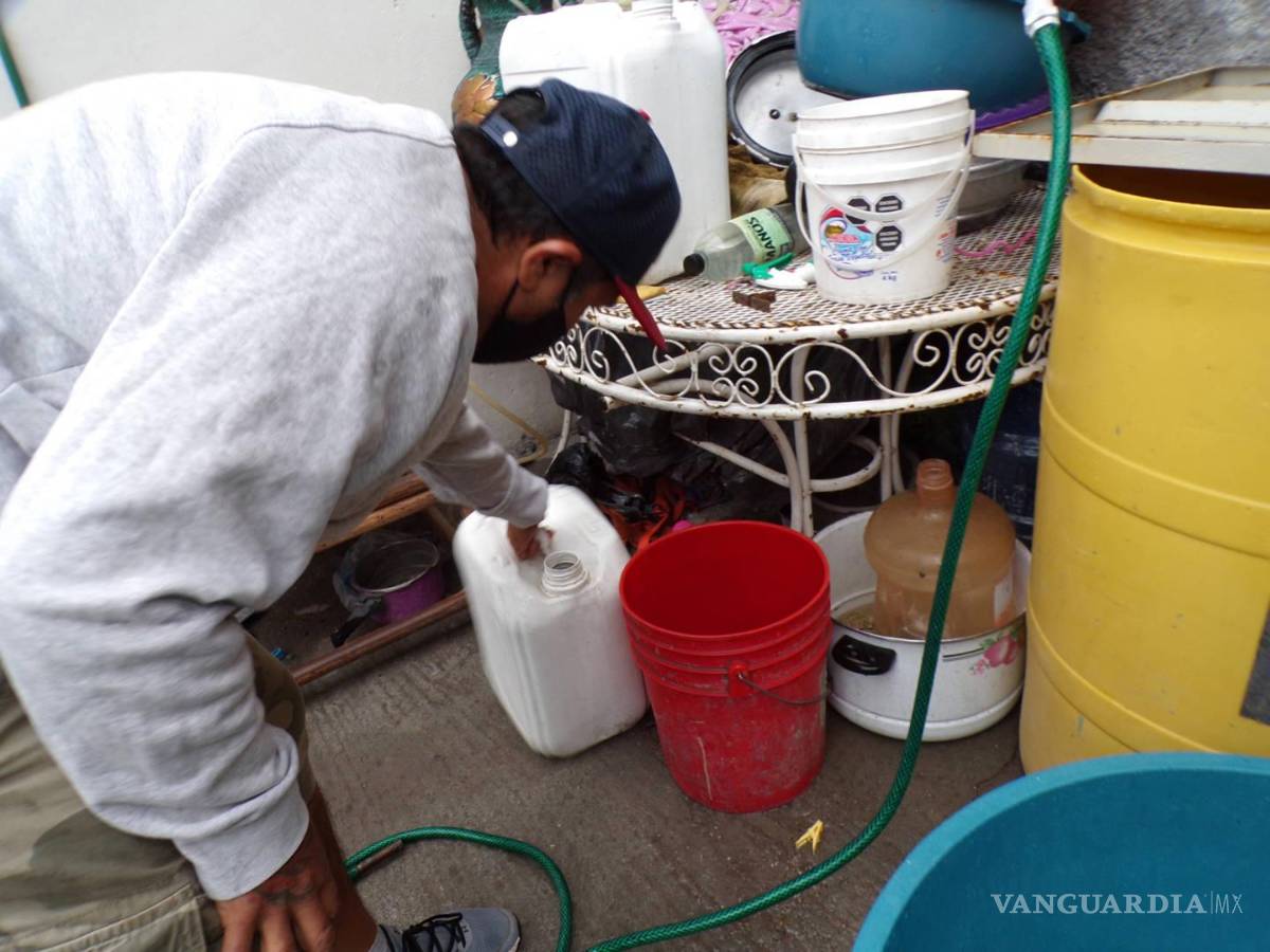 $!Un usuario muestra los sucesivos recibos en los que fue creciendo un adeudo que se le volvió impagable y hoy lo tiene sin agua. Por algún tiempo los vecinos le pasaban agua a Isidro por medio de una manguera. Pero le cobraban una cuota y a ellos ya tampoco les pudo pagar.
