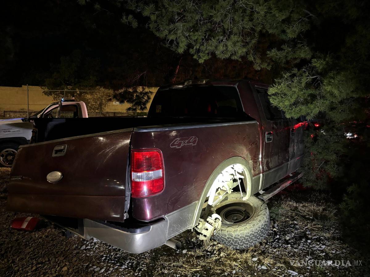$!La camioneta quedó severamente dañada tras impactarse contra el árbol.