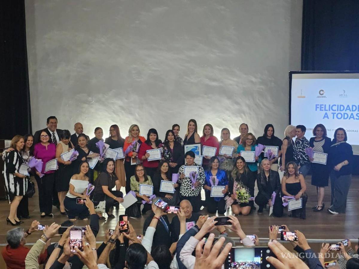 $!La ceremonia reunió a destacadas periodistas y comunicadoras de Nuevo León para reconocer su trayectoria, compromiso y aportación al ejercicio de la libertad de expresión.