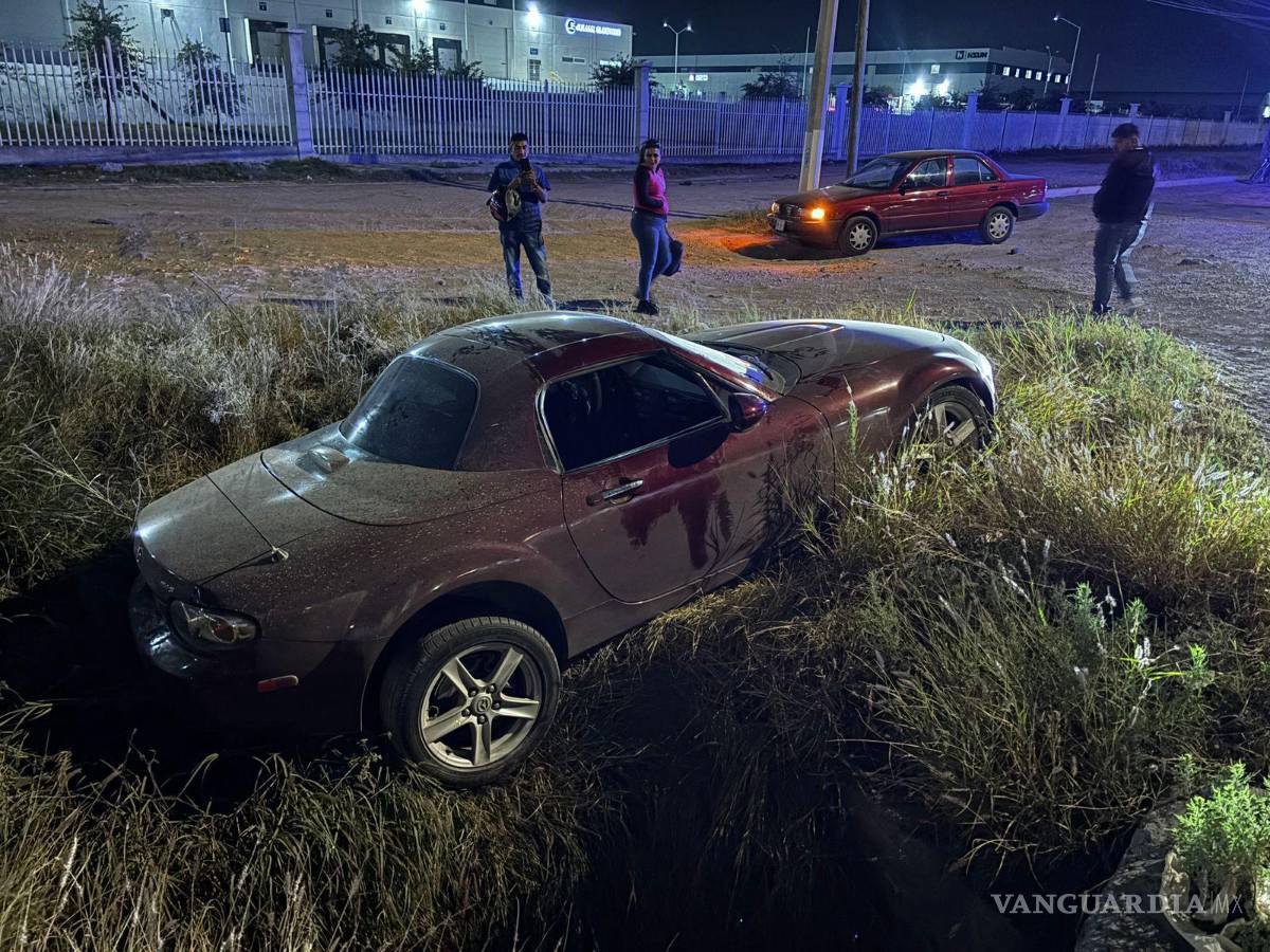 $!El vehículo presentó daños en la parte frontal tras salirse del camino en la colonia Ex Hacienda de los Cerritos.