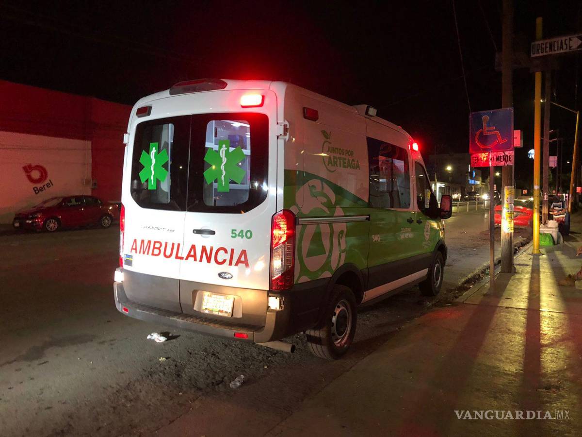 $!Una ambulancia de Arteaga atendió la emergencia.