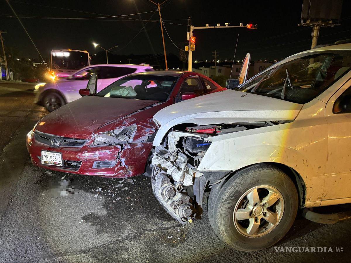 $!El conductor de la camioneta KIA aceptó su responsabilidad tras pasarse el semáforo en rojo.