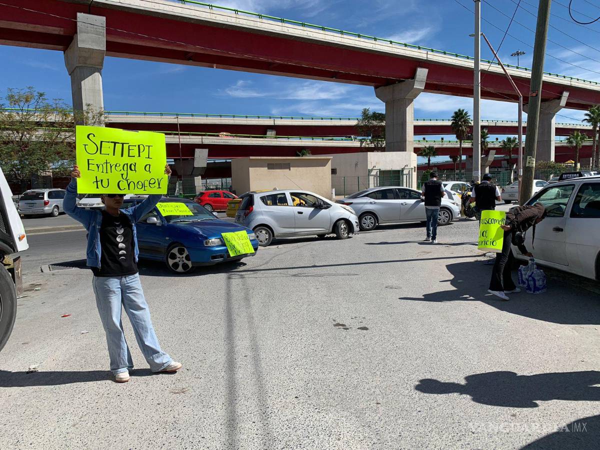 $!Cerraron la circulación de la calle 8 de Mayo y la calle Escuela, en la colonia Provivienda.