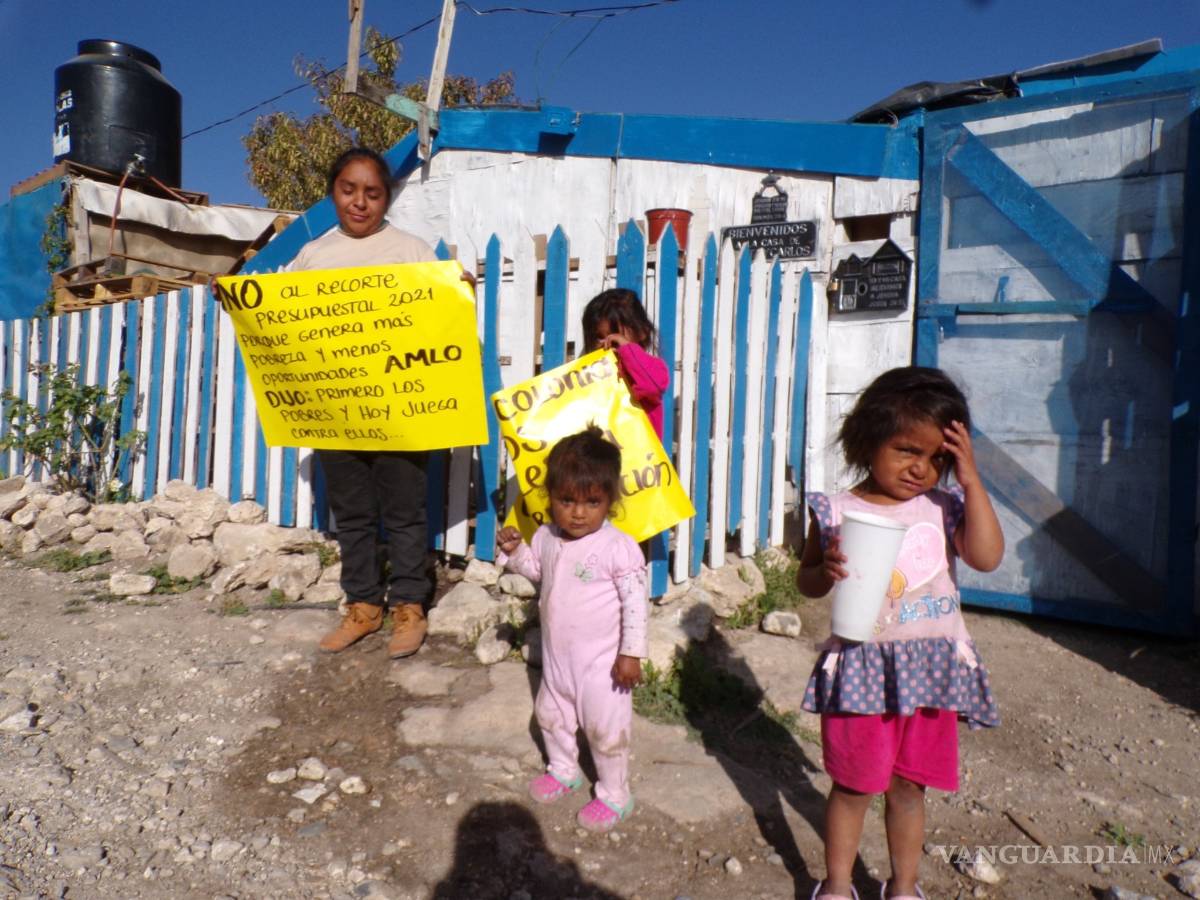 $!Con pancartas sectores marginados de Saltillo salen a reclamar por recorte al presupuesto para Coahuila