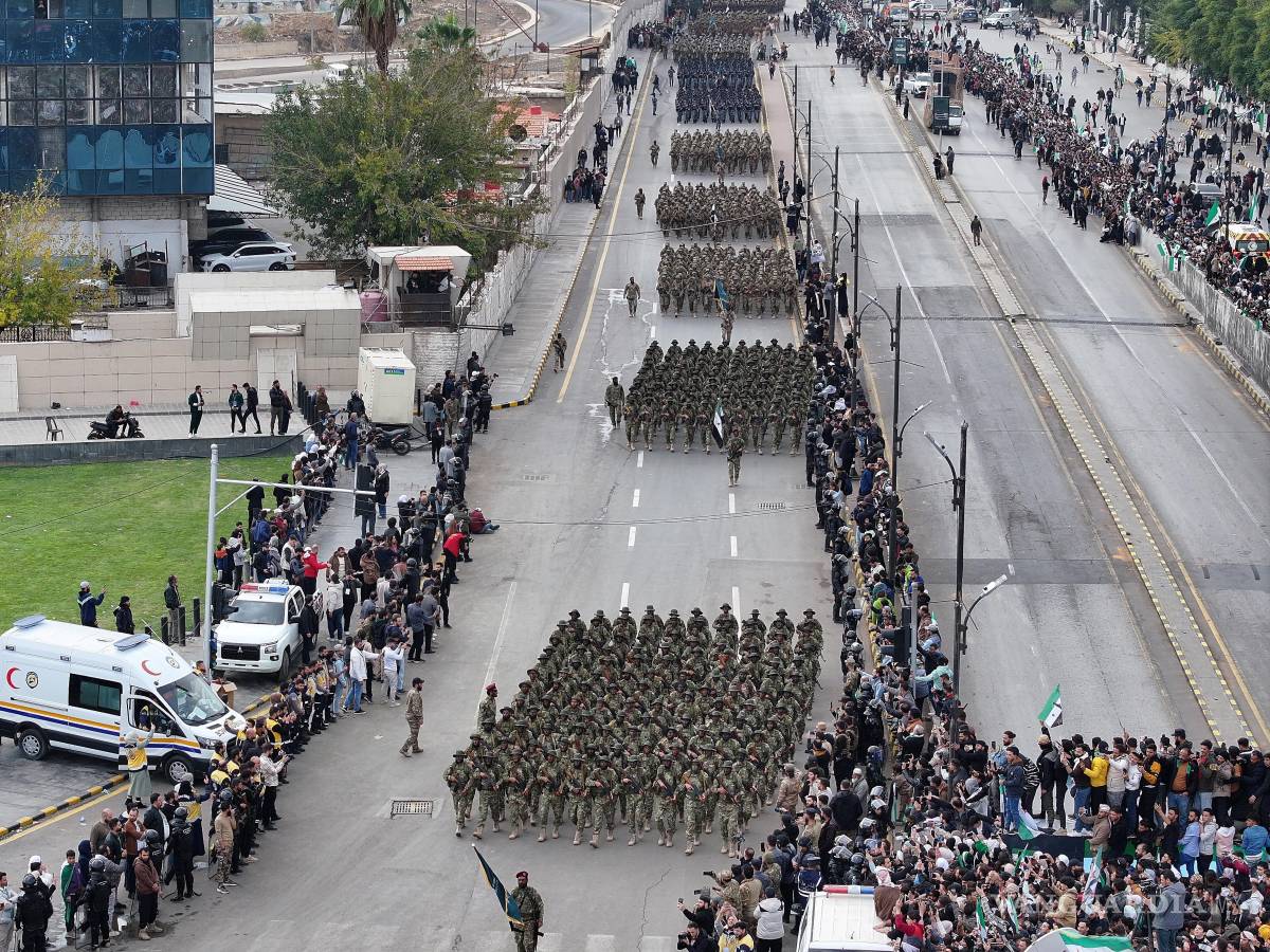 $!Nuevos miembros del ejército sirio durante un desfile que conmemora el primer aniversario del derrocamiento del expresidente Bashar al-Assad en Damasco, Siria.