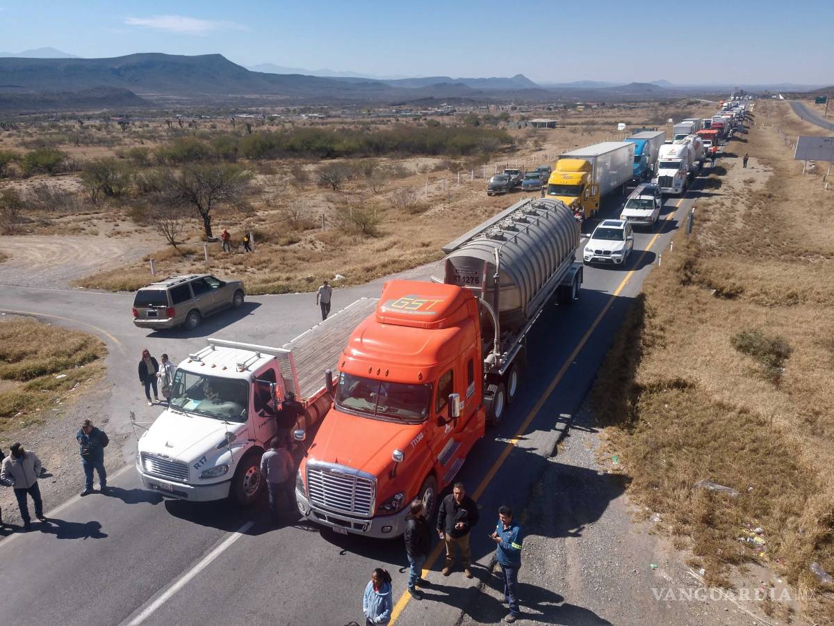 $!Caos por 6 horas en autopista de Coahuila; 200 campesinos bloquean vías para exigir cierre de basurero tóxico