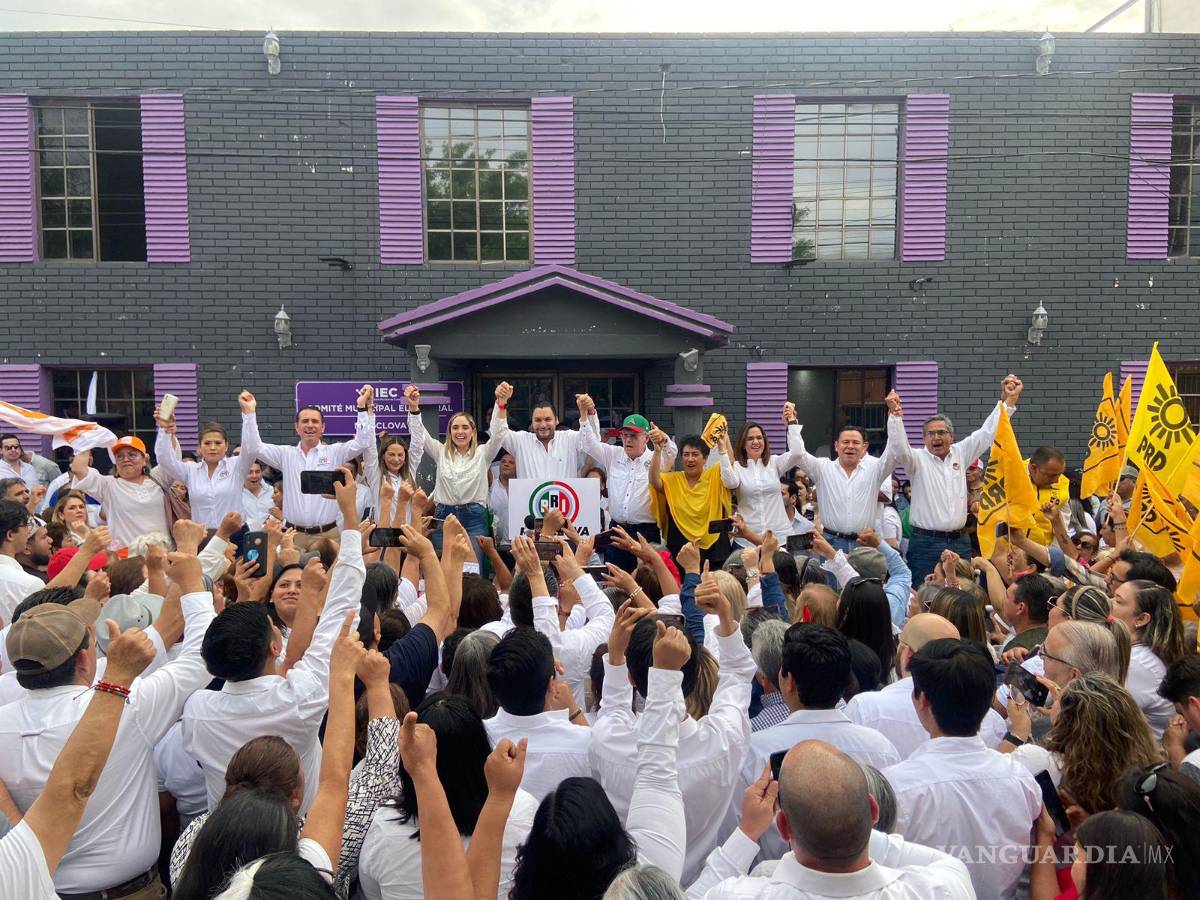 $!El candidato estuvo acompañado también por la diputada Lupita Oyervides y Cristina Amezcua González, candidata suplente en la fórmula del Senado de la República.