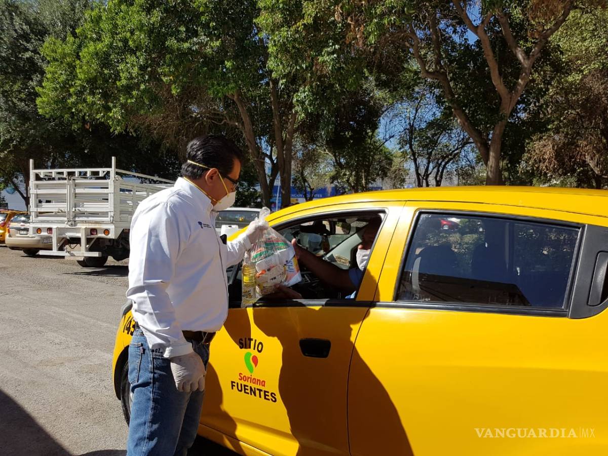 $!Arrancó el reparto de apoyo alimentario a los choferes de taxis en Torreón