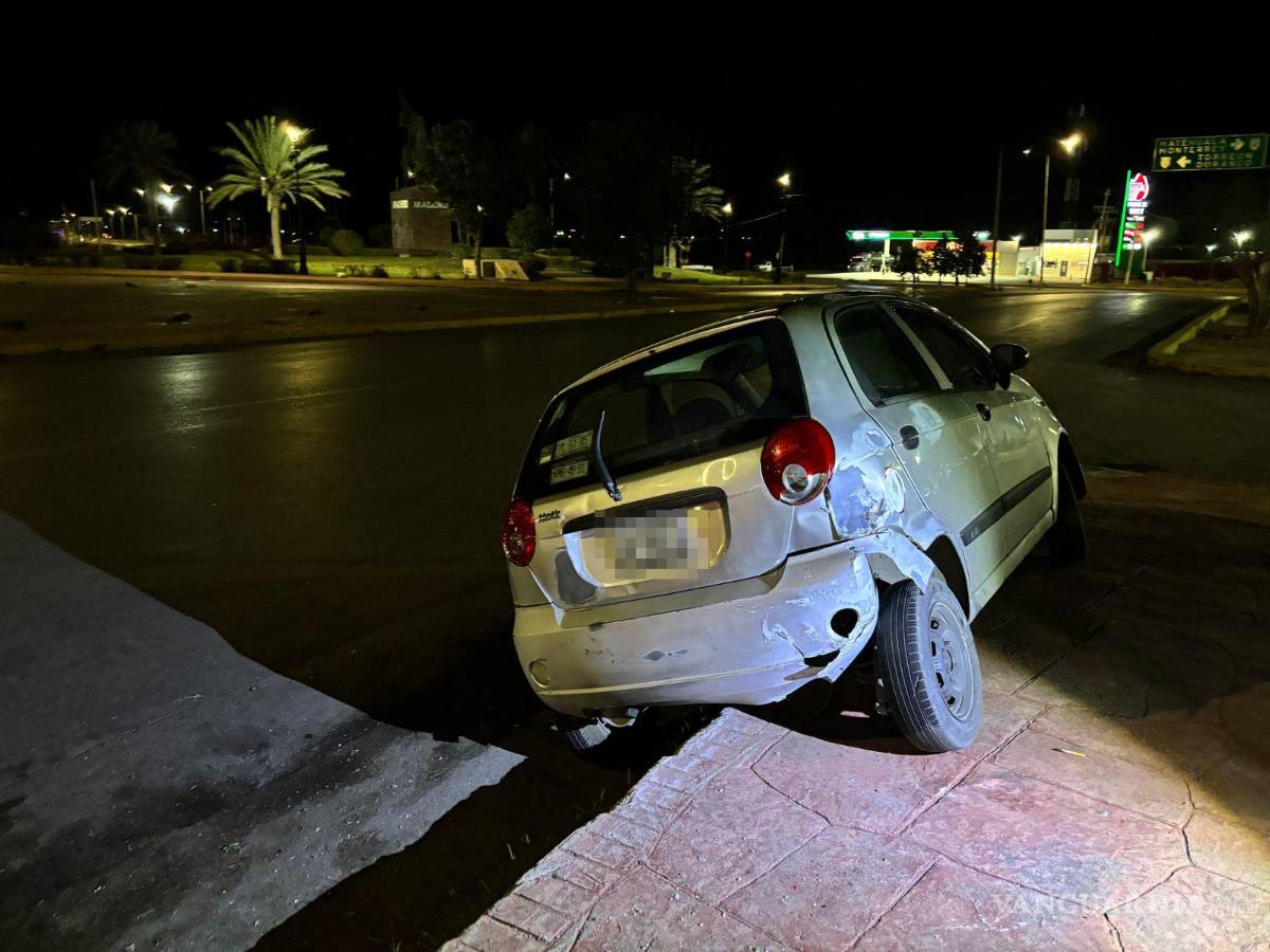 $!El automóvil fue remolcado a un corralón después de la volcadura en el bulevar Francisco I. Madero.