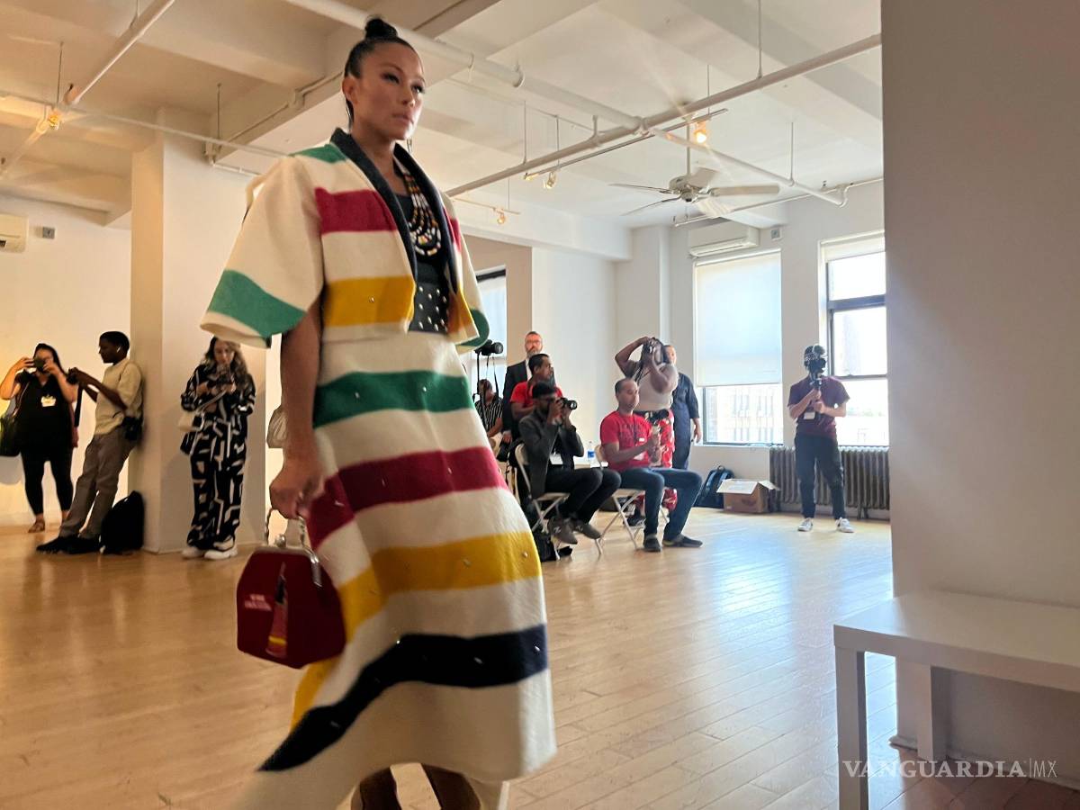 $!Una modelo con una creación de la indígena Stephanie Crowchild/Eagletail, procedente de la tribu Tsuu T'ina en Alberta, Canadá en Nueva York.