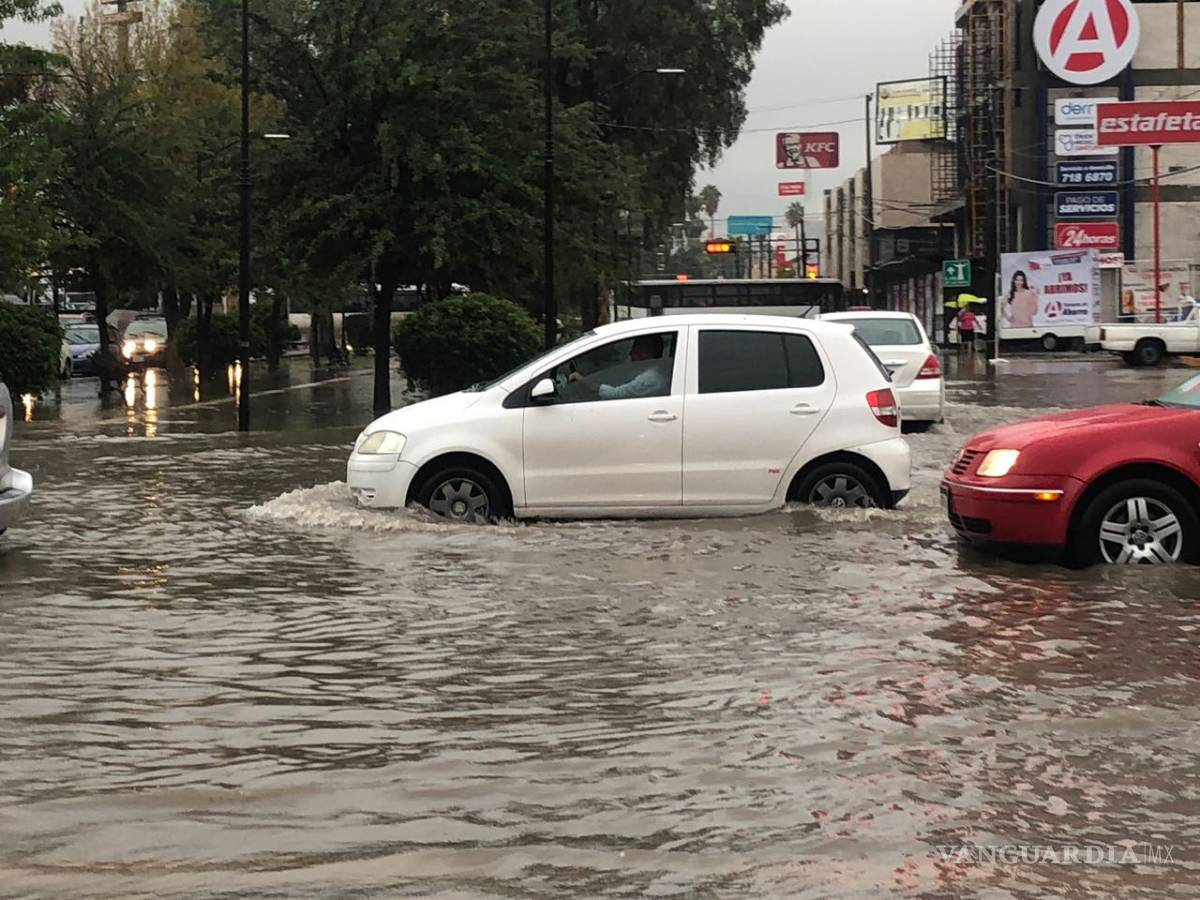$!Intensas lluvias inundan de nuevo a Torreón, Coahuila