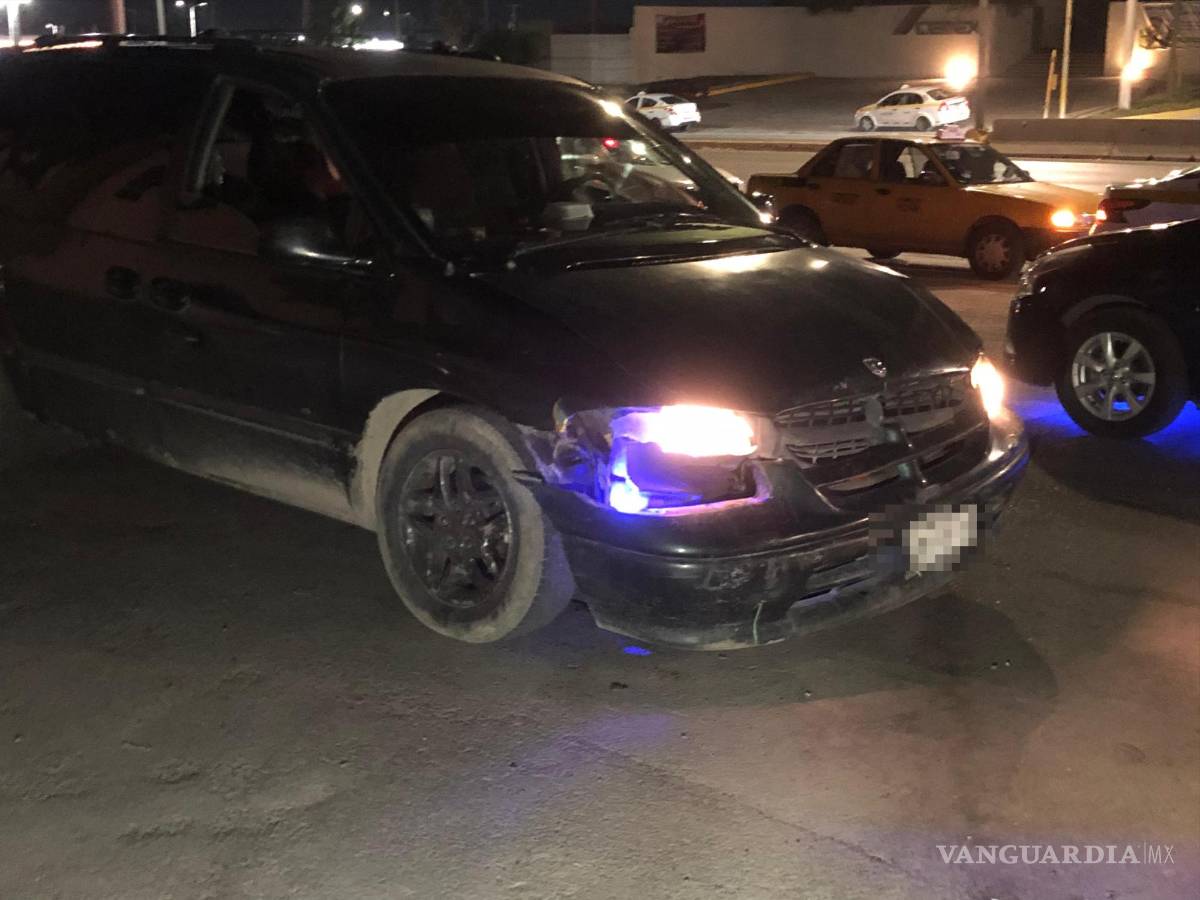 $!La camioneta Grand Caravan impactó al Chevrolet Spark, proyectándolo contra el Aveo.