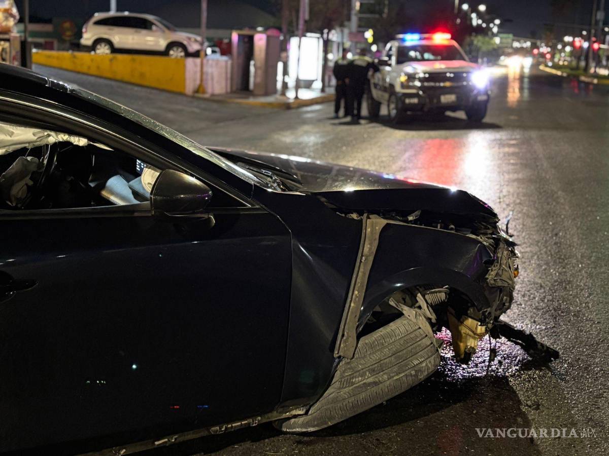 $!Elementos de Tránsito y municipales acudieron al lugar para asegurar la zona y atender el accidente.