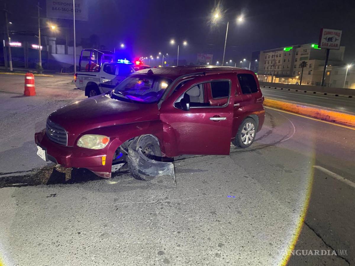 $!La unidad quedó inmovilizada sobre la vialidad, generando riesgo para otros conductores.