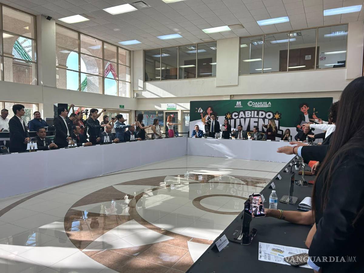 $!Estudiantes de diversos niveles educativos ocuparon los curules municipales para debatir sobre las necesidades de la ciudad.