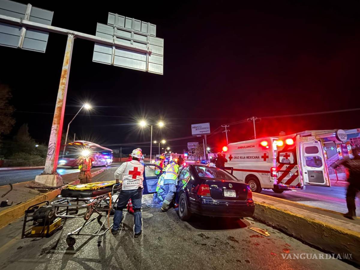 $!Elementos de rescate trabajan entre los restos del vehículo para liberar a los tripulantes que quedaron prensados tras el fuerte impacto.