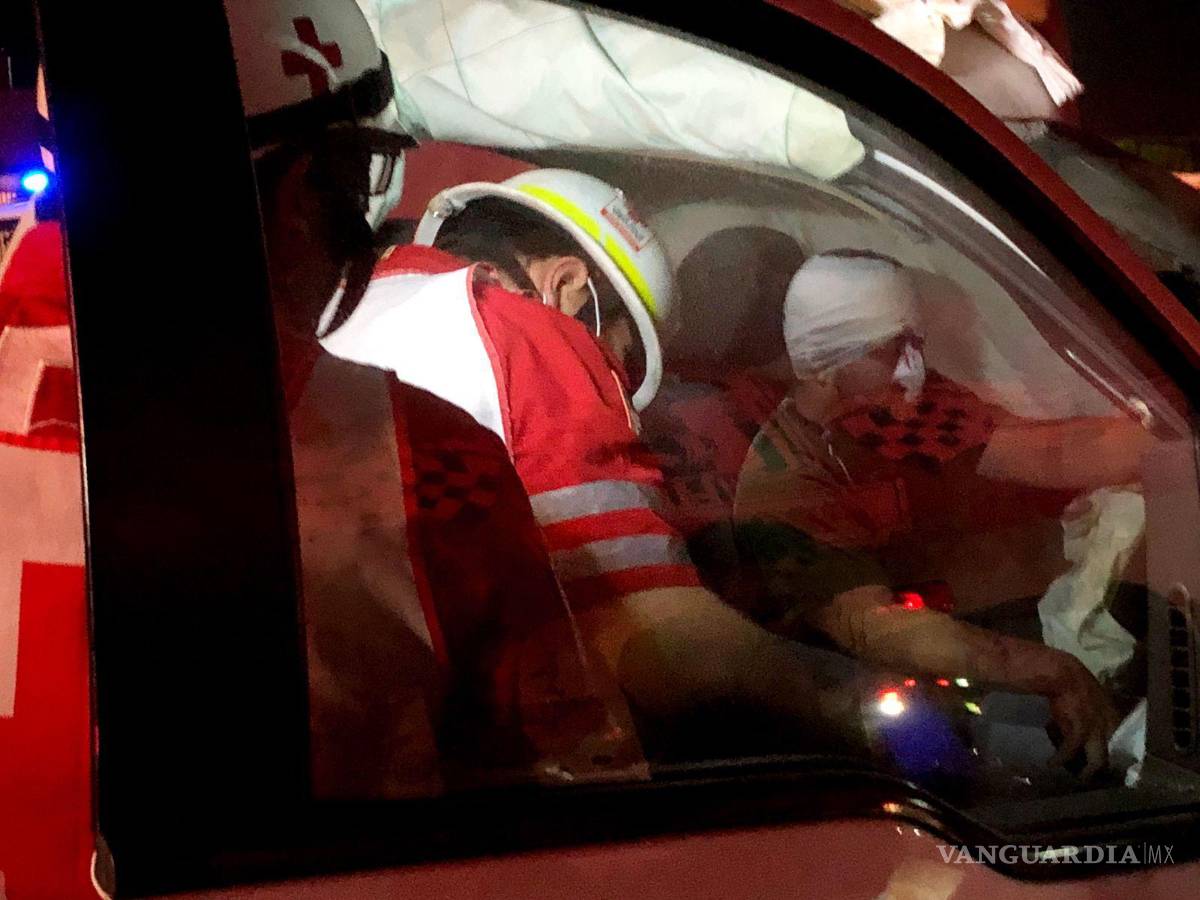 $!La camioneta responsable y la afectada fueron trasladadas a un corralón donde permanecerán hasta que el propietario se haga responsable por los cuantiosos daños ocasionados.