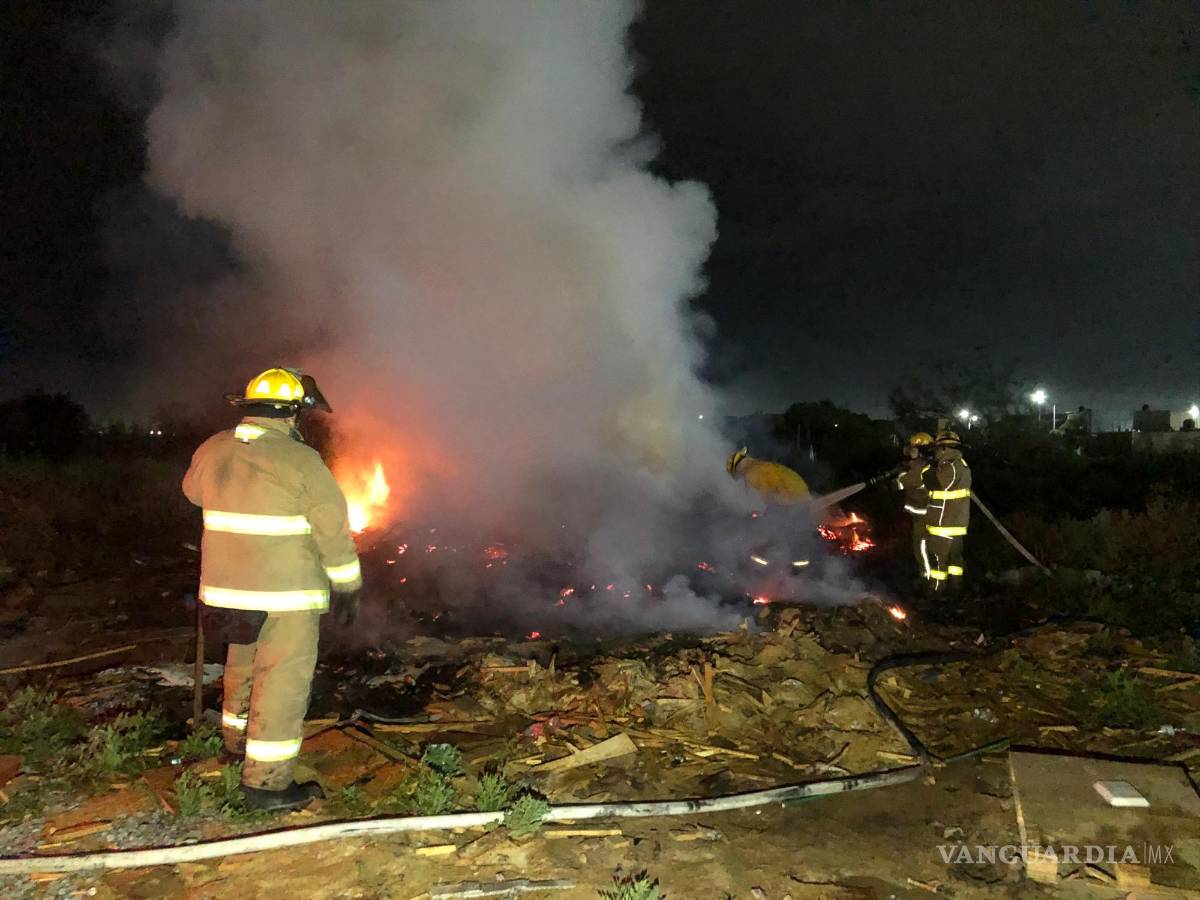 $!Los bomberos iniciaron los trabajos de sofocación del incendio que amenazaba con alcanzar las viviendas de madera.