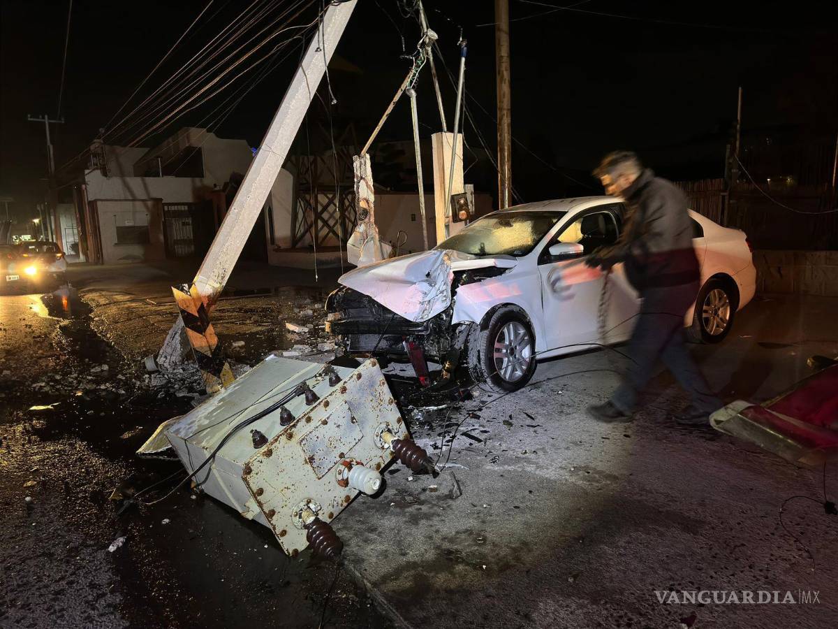 $!El poste de concreto y el transformador derribados dejaron sin energía a varias colonias cercanas.