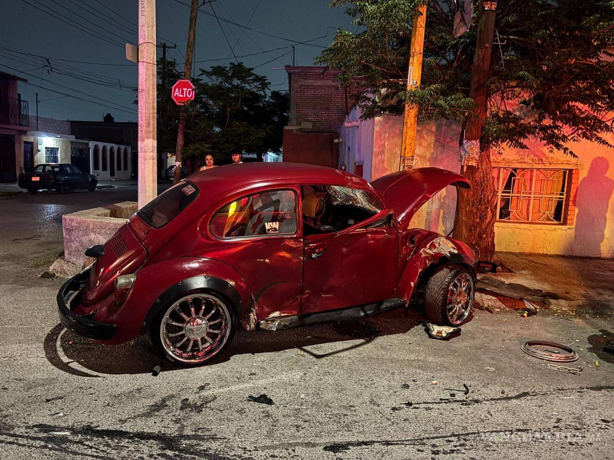 $!El impacto proyectó al automóvil Volkswagen contra una luminaria, dejando al conductor atrapado dentro de la unidad sin posibilidad de salir por sus propios medios.