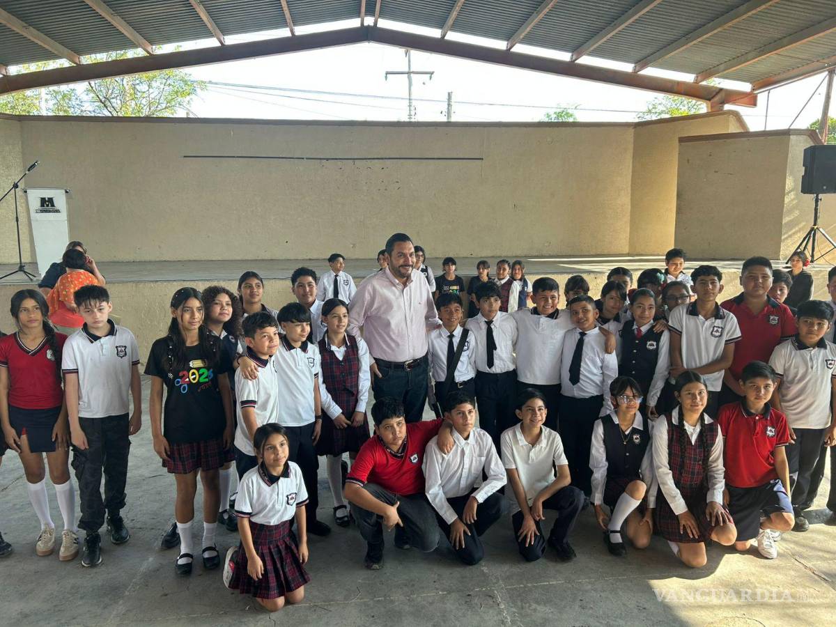 $!Autoridades municipales y educativas participaron en el lunes cívico realizado en la primaria “Monclova 400”, como parte del regreso a clases.