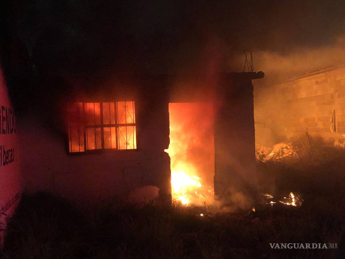 $!Protección Civil acudió al lugar de los hechos para revisar la vivienda aledaña y asegurarse de que esta no haya sufrido daños.