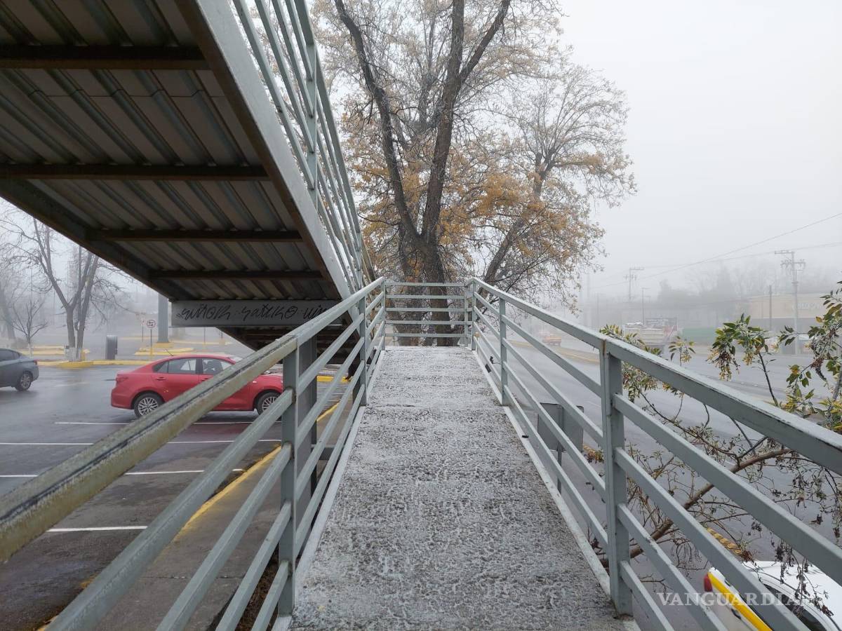 $!Al sur de la ciudad, la presencia de aguanieve complica el caminar de los peatones.