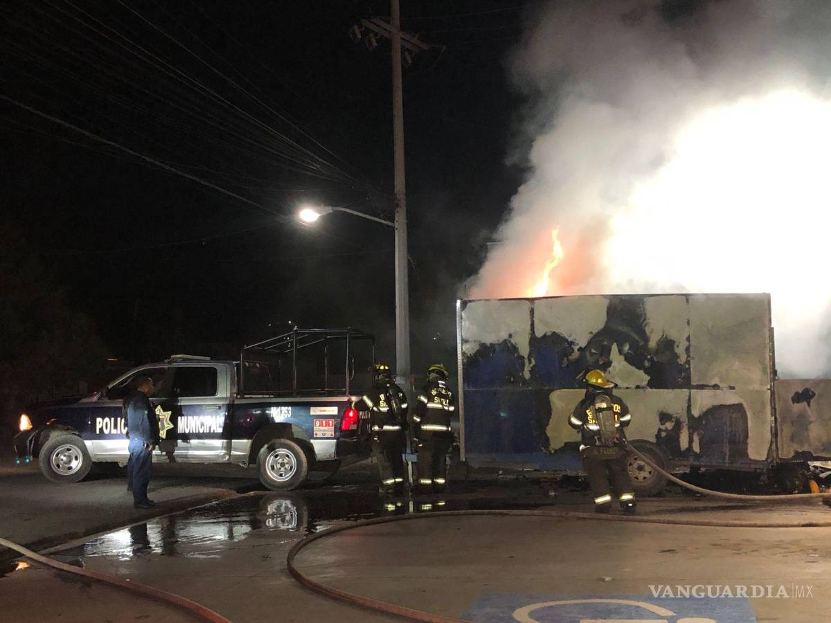 $!Elementos de la policía municipal llegó al lugar del incendio, donde el remolque ardiendo ponía en peligro una tienda de conveniencia cercana.
