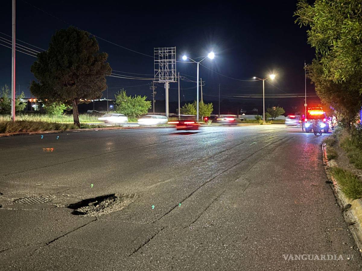 $!Compañeros repartidores exigieron la reparación urgente del pavimento dañado.