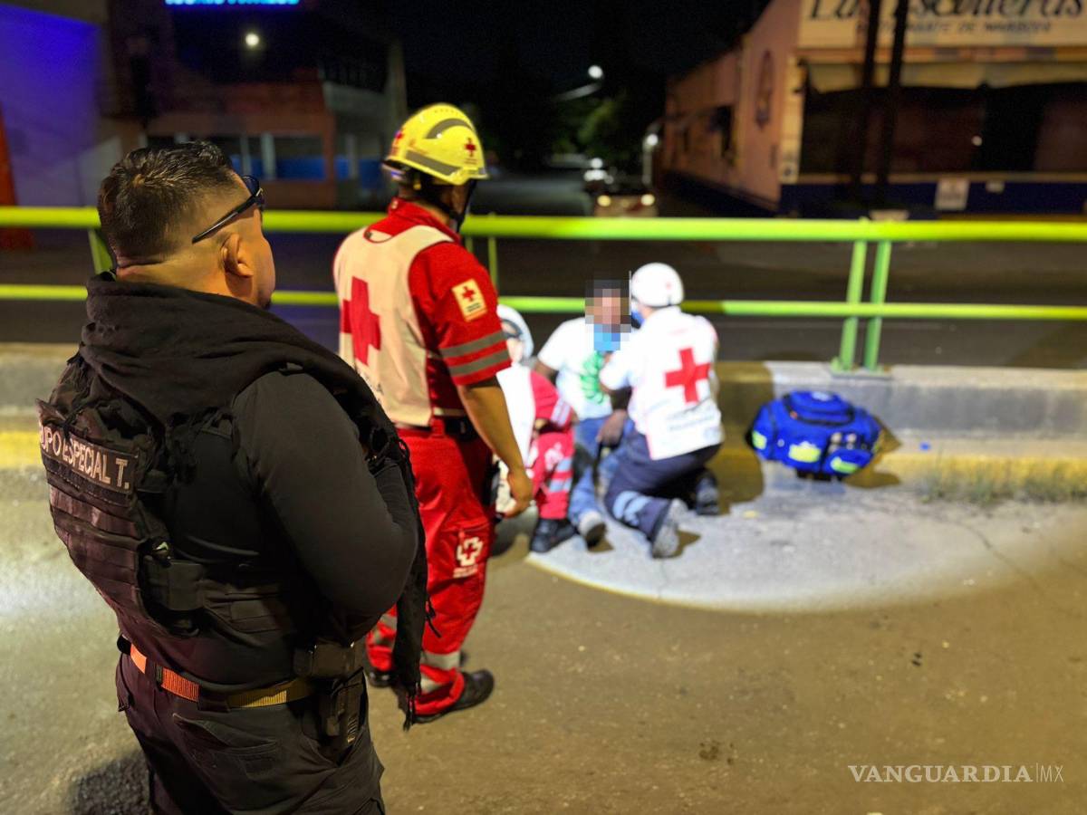$!Paramédicos de la Cruz Roja valoraron al conductor en el sitio.