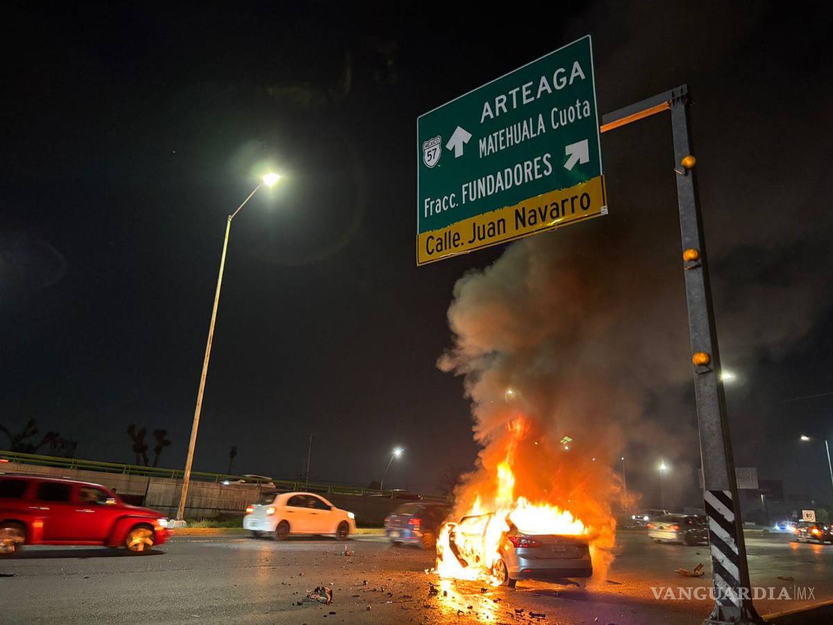 $!Testigos del accidente auxiliaron al conductor y lograron sacarlo de la unidad momentos antes de que el fuego se extendiera en todo el auto.