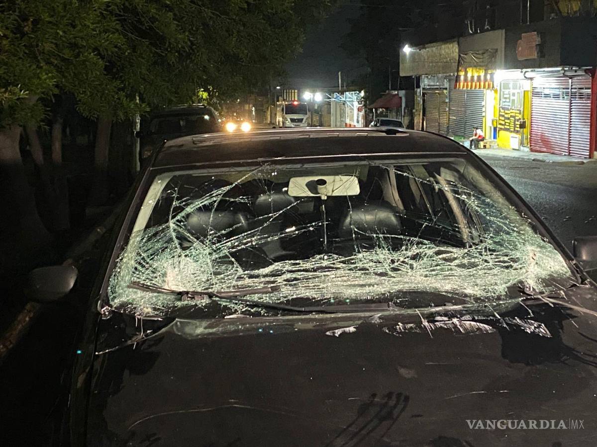 $!Un automóvil Volkswagen Jetta terminó con severos daños en el parabrisas y parte de la carrocería luego de impactarse por alcance contra un camión que transportaba tinacos en la colonia Vista Hermosa.