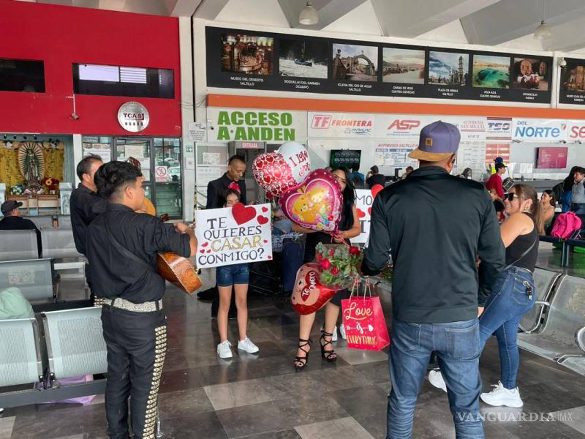 $!Con mariachi y porra, los novios se comprometieron.