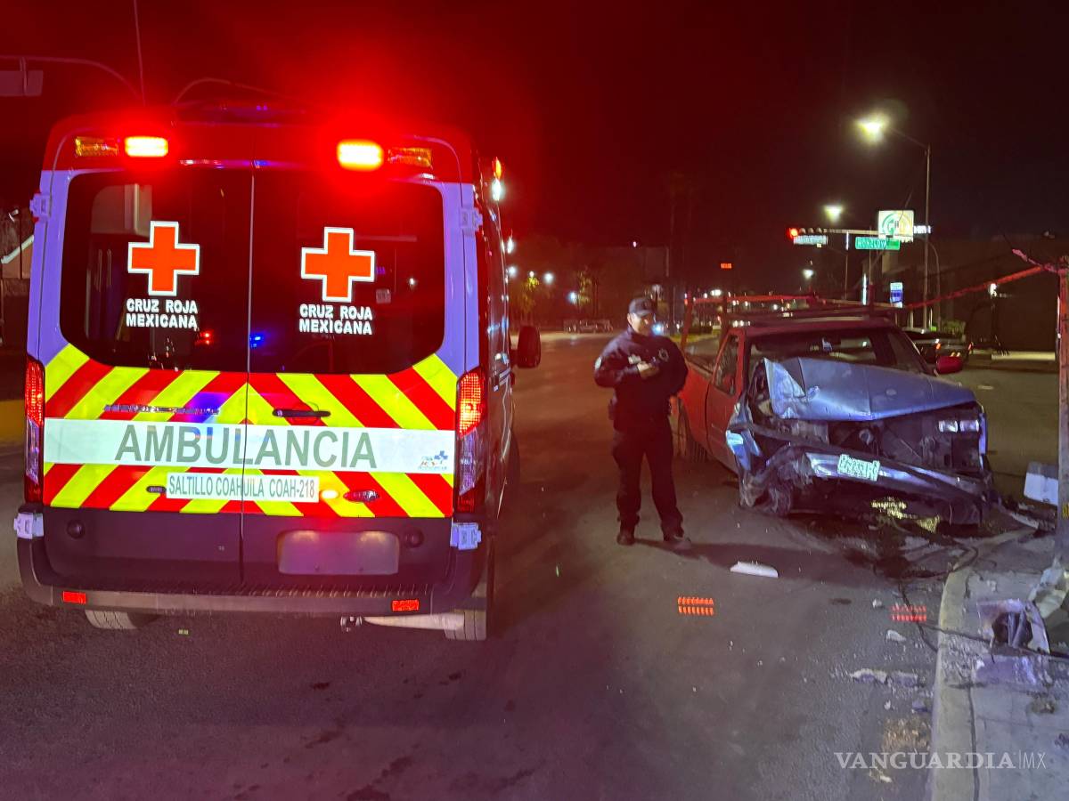 $!Paramédicos de la Cruz Roja acudieron al lugar del accidente, aunque no se reportaron personas lesionadas.