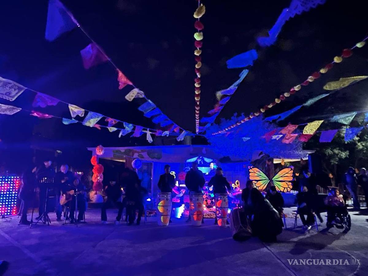 $!Los estudiantes realizaron actuaciones y lecturas de poesía para honrar la memoria de la maestra que les brindó un espacio seguro para aprender.