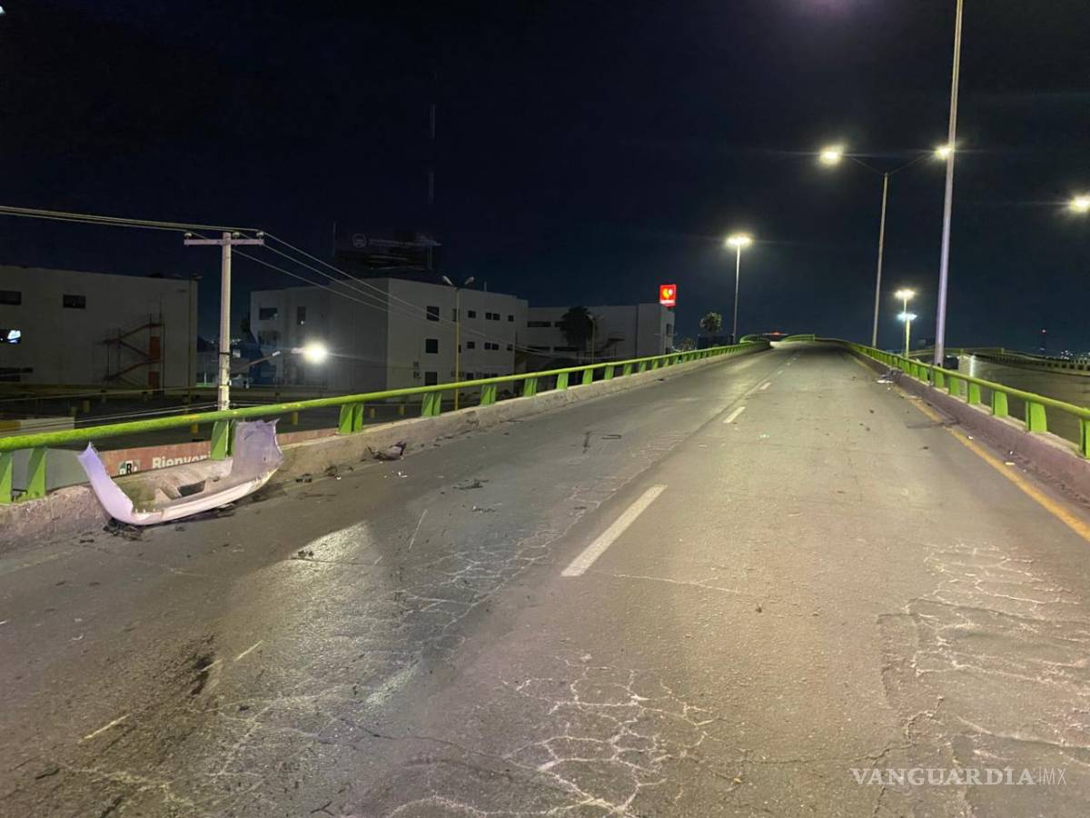 $!Elementos de Tránsito Municipal cerraron parcialmente la circulación sobre el puente vehicular para realizar las maniobras de abanderamiento y prevenir otro percance en la zona.