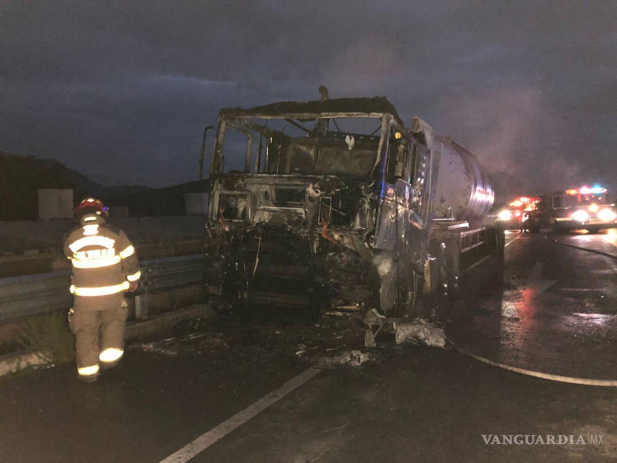 $!Incedio de tráiler provoca afectaciones en carretera a Zacatecas