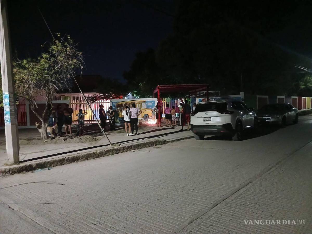 $!Padres de familia acudieron al exterior del plantel educativo para acompañar a la familia del niño y expresar su solidaridad tras la tragedia que ha conmocionado a la comunidad de Monclova.
