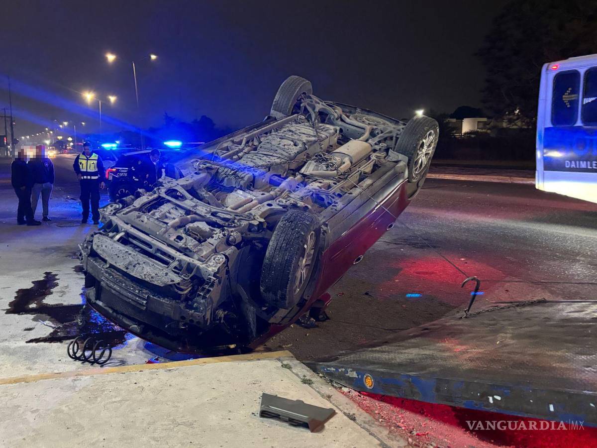 $!La camioneta volcada causó congestión vehicular, pero no se registraron personas lesionadas.