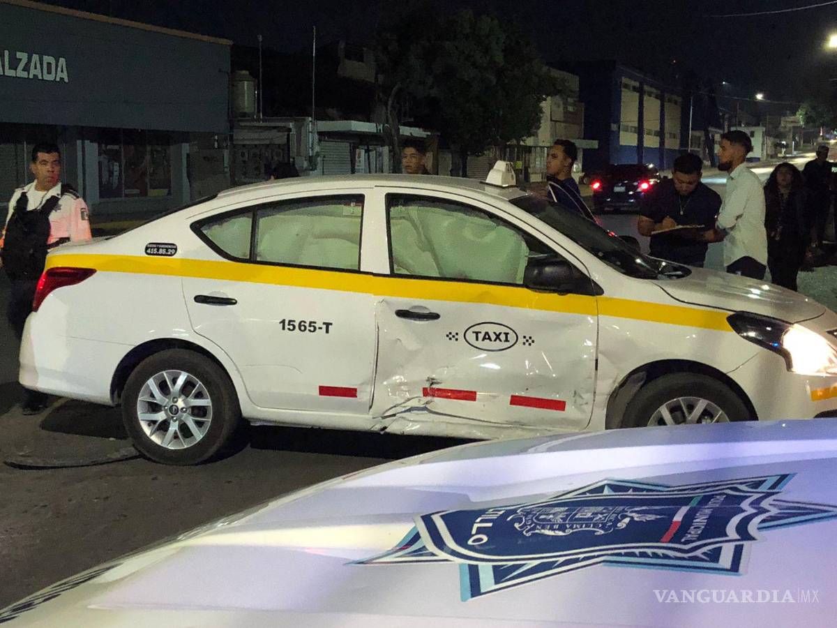 $!El taxi terminó abollado de un costado.