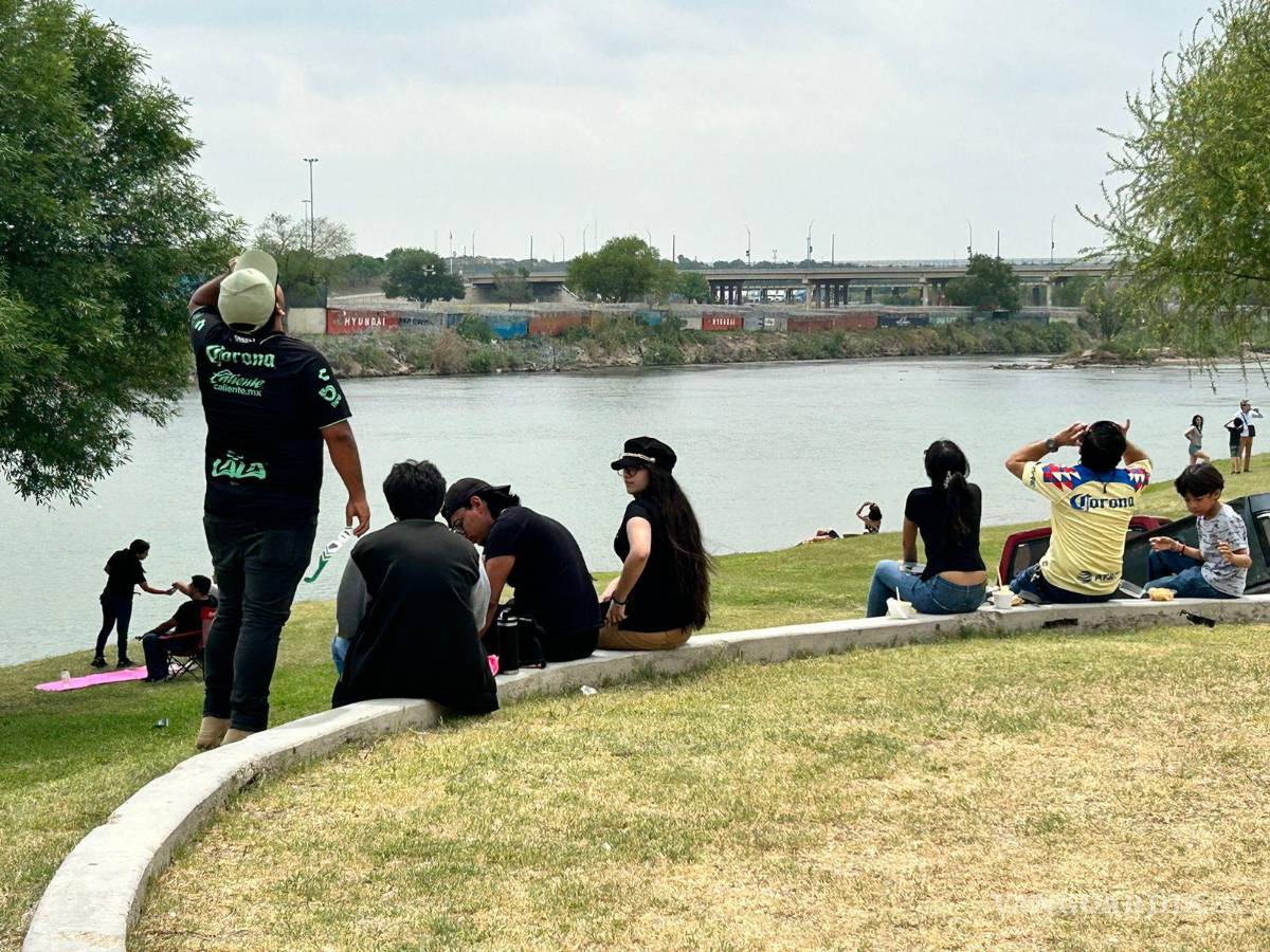 $!El aro de luz del eclipse se reflejó en las aguas del Río Bravo mientras las familias disfrutaban del evento.