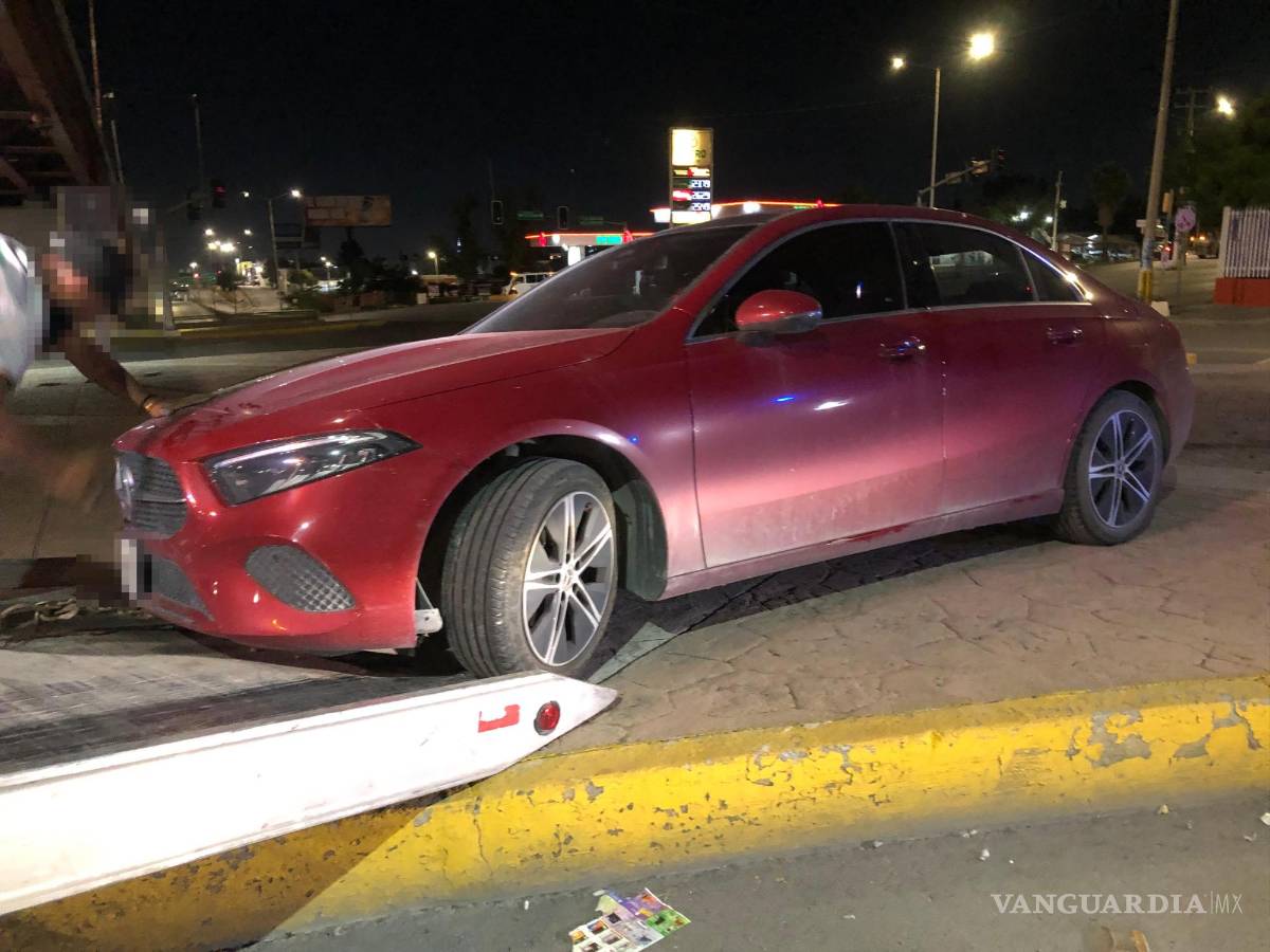 $!El vehículo Mercedes fue retirado por una grúa y llevado al corralón para deslindar responsabilidades.