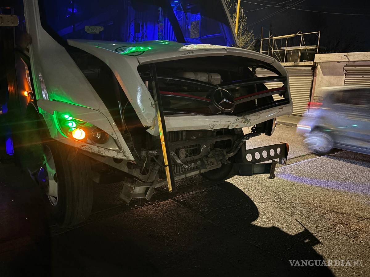$!La unidad de transporte de personal involucrada contaba con la vía preferencial al momento del fuerte choque en la colonia Chamizal.